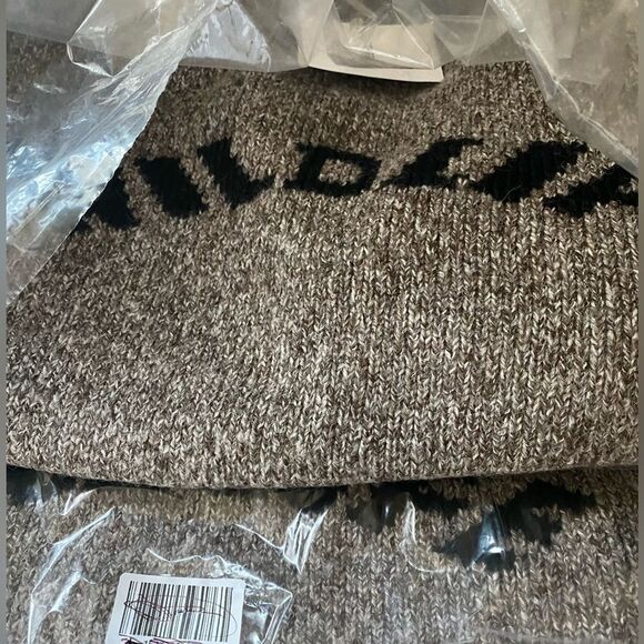 Cozy Sweater with Wildlife NWT - Picture 4 of 7